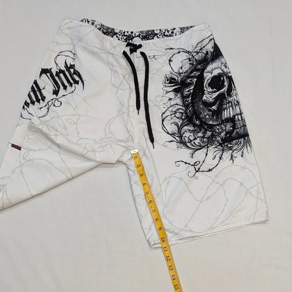Miami Ink Men's White Skull Barbed Wire Graphic Board Shorts 36 Y2K Tattoo
